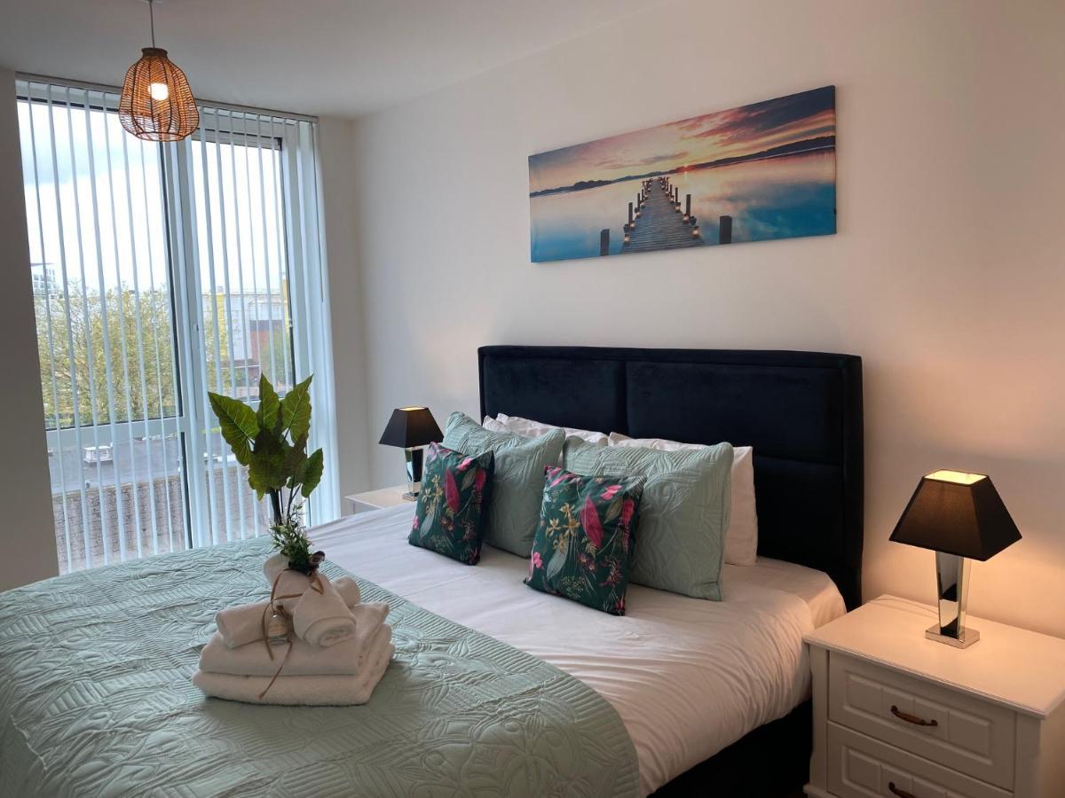 Berks Luxury Serviced Apartments,5 Bedrooms, 5 Double Beds, 2 Bathrooms, Free Super Fast Wifi & Parking Earley Exterior foto
