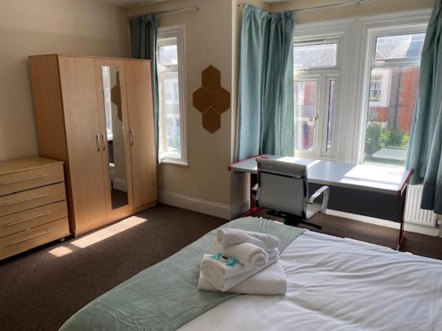 Berks Luxury Serviced Apartments,5 Bedrooms, 5 Double Beds, 2 Bathrooms, Free Super Fast Wifi & Parking Earley Exterior foto